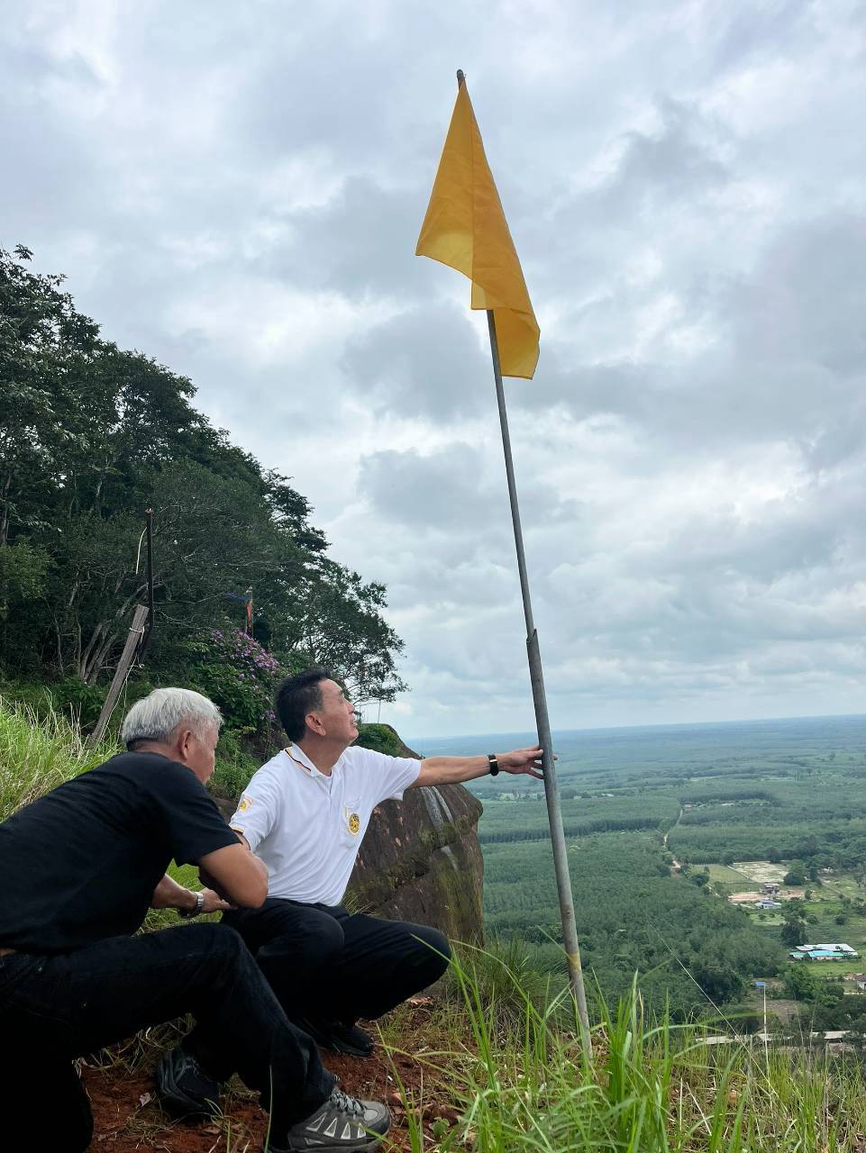 title - ปักธงธรรมจักร และธงชาติไทยภายใต้โครงการปลูกป่าเพื่อเป็นพุทธบูชาในพื้นที่ปฏิรูปที่ดิน (ส.ป.ก.)